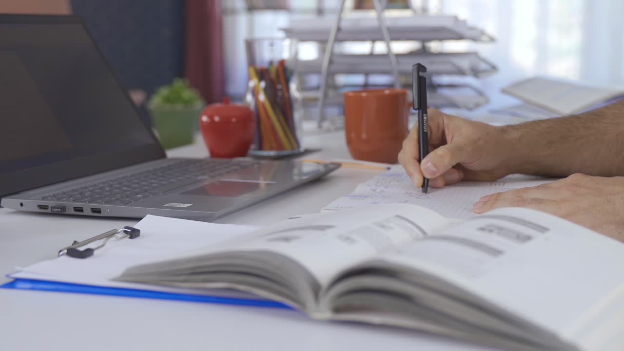 escribiendo en una computadora portátil, trabajando.