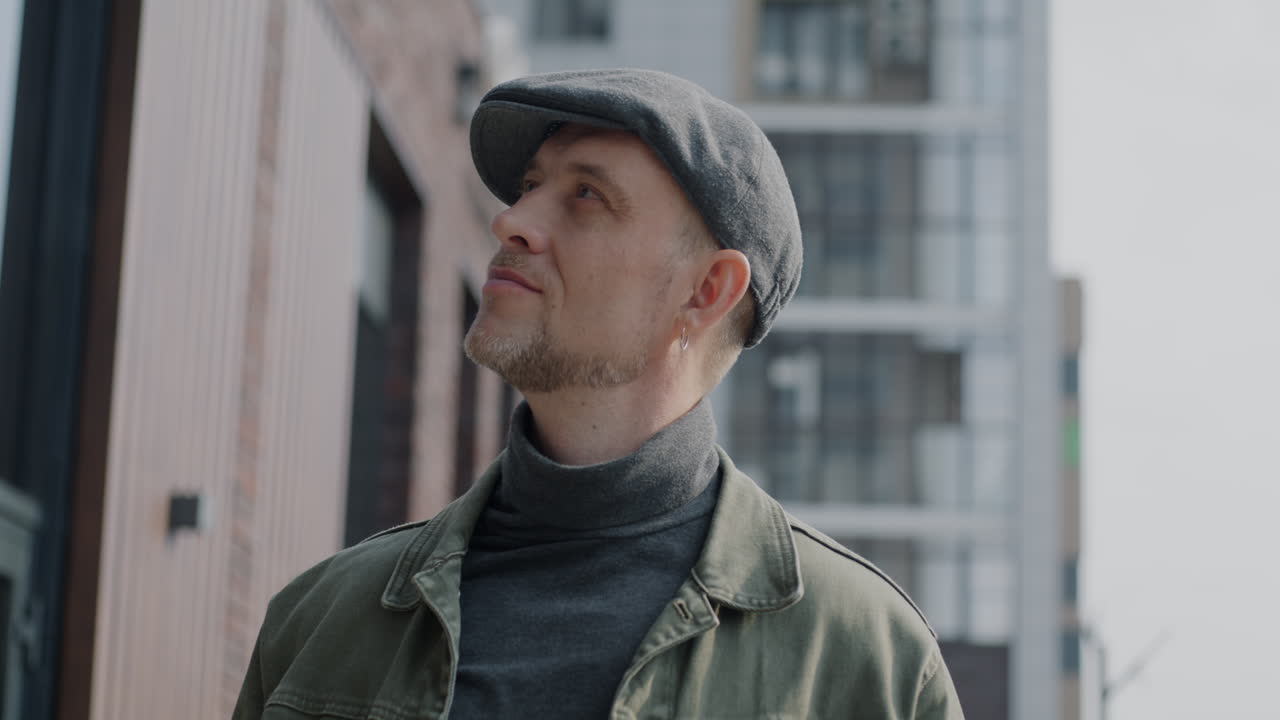 도시에서 고 있는 남자