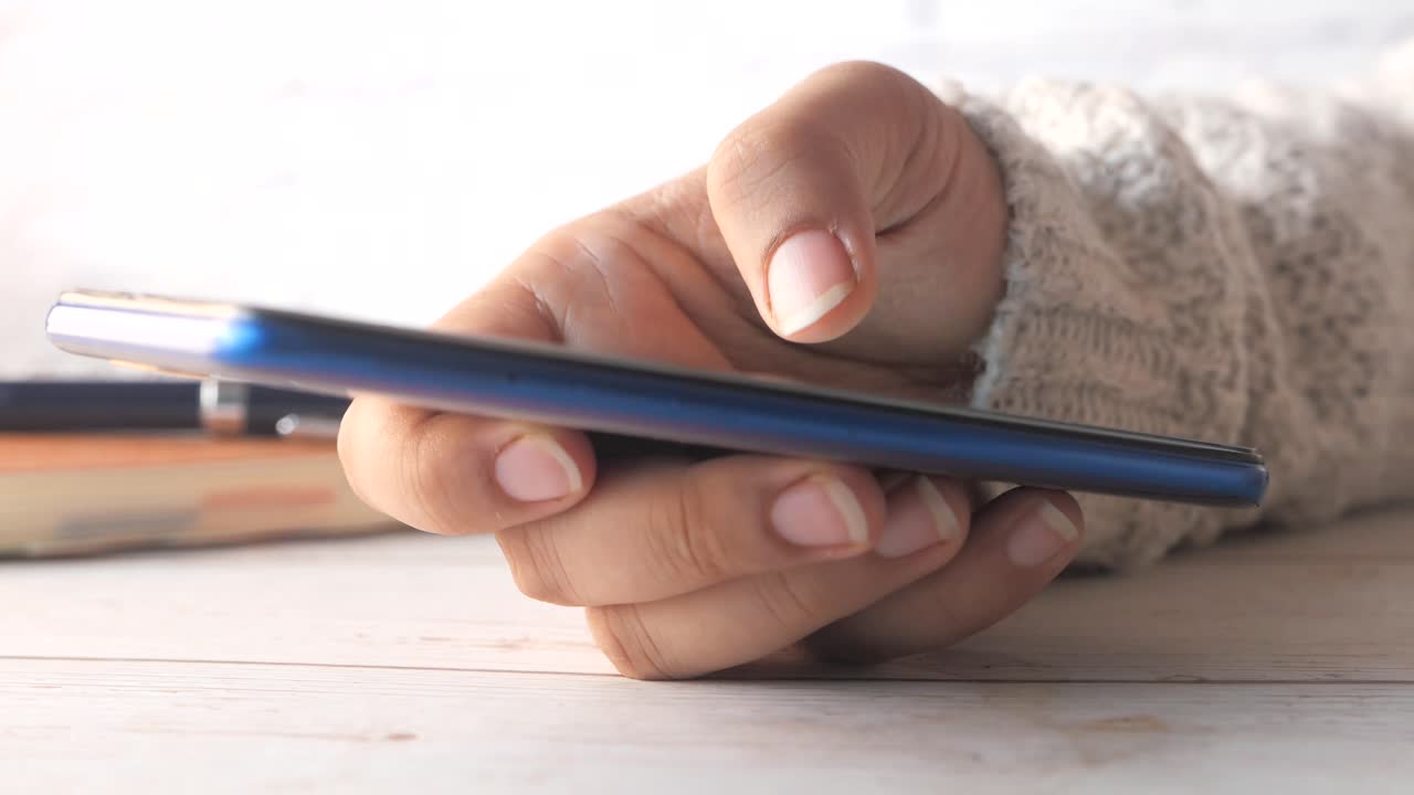 persona con un teléfono inteligente