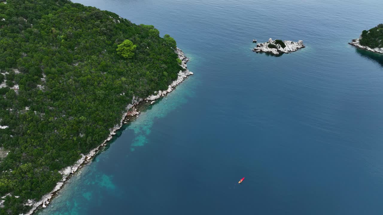 섬 들 과 카야크 가 있는 외 만 의 공중 사진