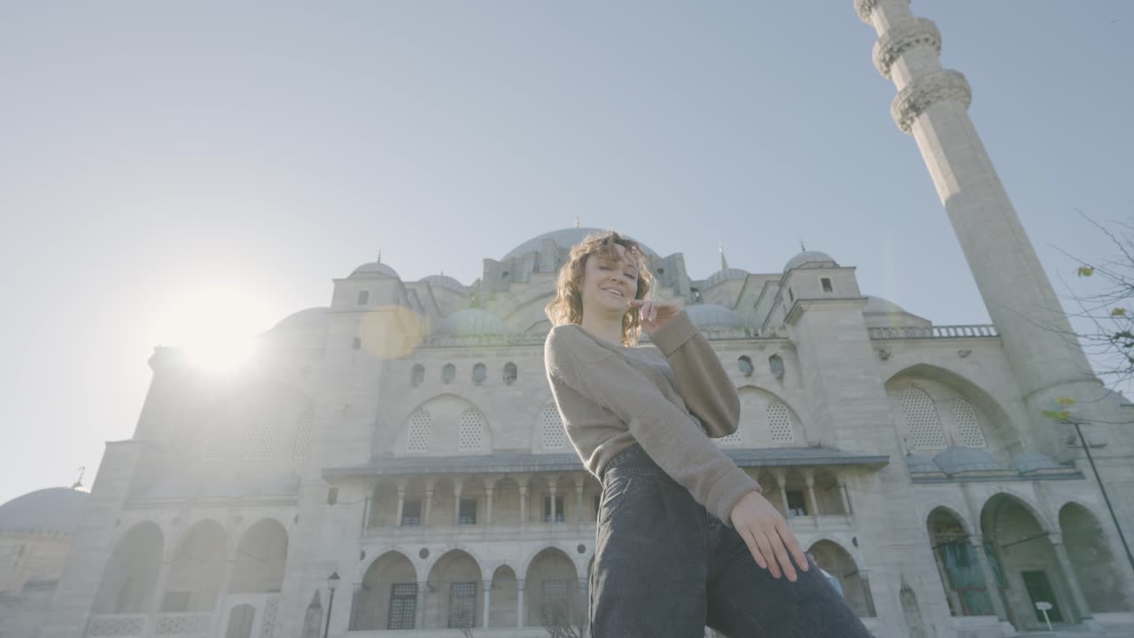 모스크 앞에서 포즈를 취하는 여자