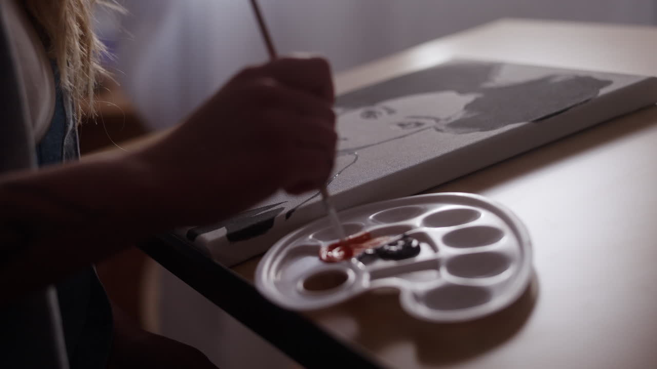 una mujer pintando un retrato.