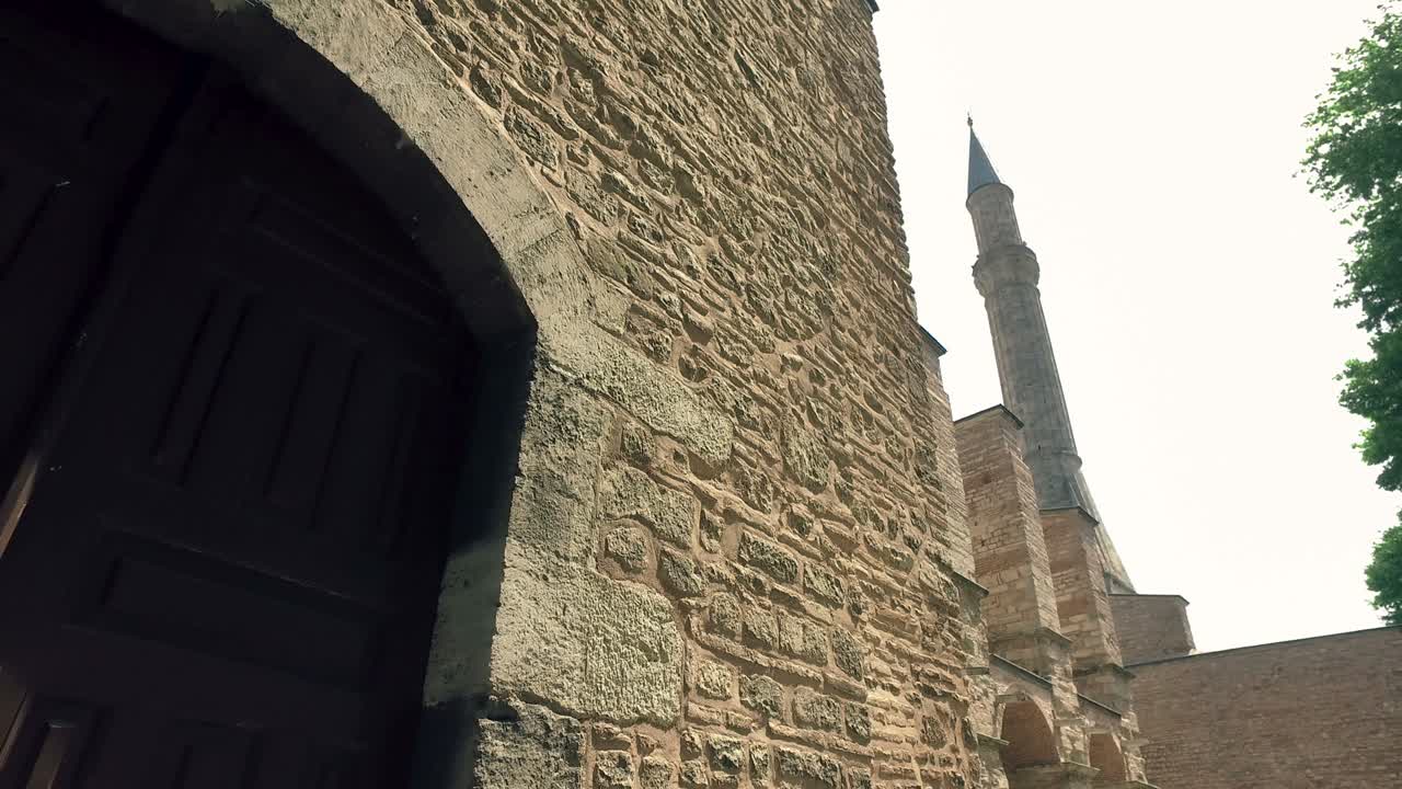 hagia sophia en verano, estambul, turquía. hagia sophia o aya sofia es una de las principales atracciones de estambul. hermosa vista panorámica de hagia sophia, antigua catedral bizantina y mezquita otomana