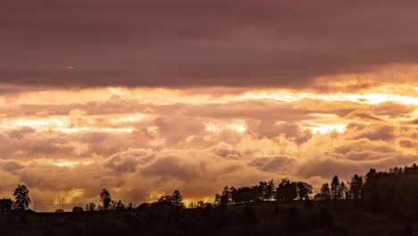 Nubes-En-La-Puesta-De-Sol.-Lapso-De-Tiempo-De-Primer-Plano