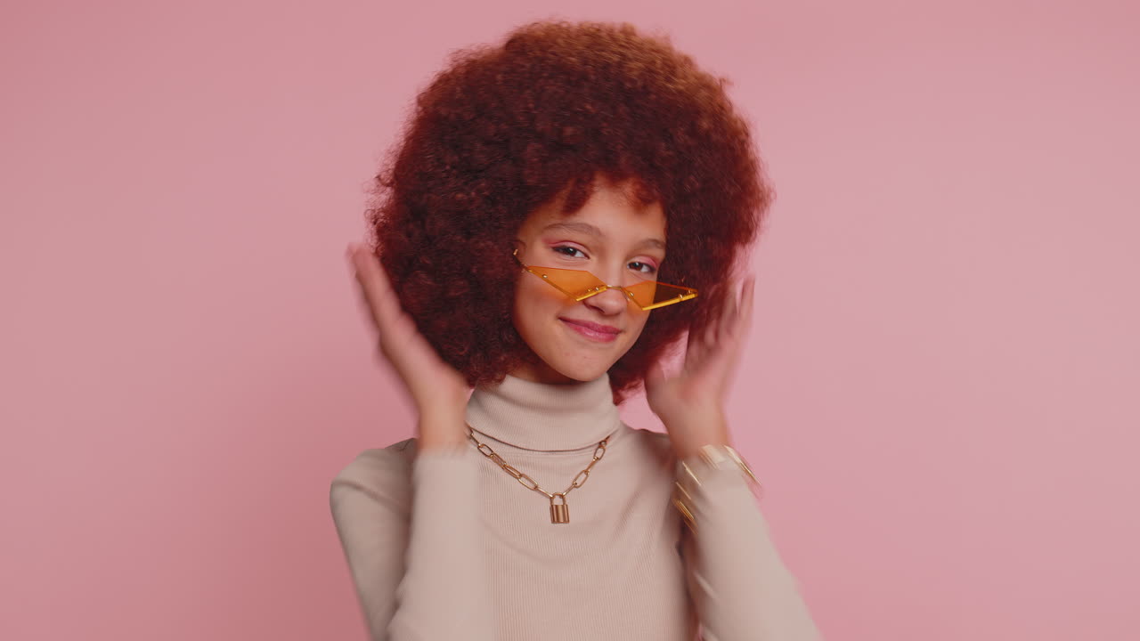 행복 한 십대 아이 소녀 아이 는 긍정적 인 표지판 처럼 엄지 손가락 을 올려 놓고 카메라 를 긍정적 으로 보고 있다