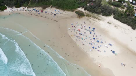 Turistas-En-El-Camping-De-La-Playa-Del-Cilindro---Gente-Tomando-El-Sol-Y-Nadando-En-Un-Día-Soleado-En-Verano---Point-Lookout,-Queensland,-Australia