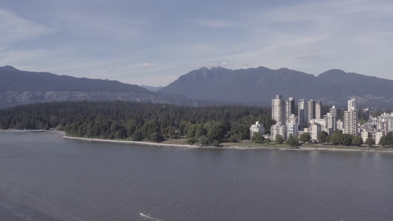 킷실라노 해변에서 잉글리시 베이 스탠리 공원까지 공중 비행 레저 모터 보트가 돛 보트에 의해 주차된 사람들이 bc 3-4의 더운 여름날 낚시, 포옹, 낭만적인 휴식을 취하고 있습니다.