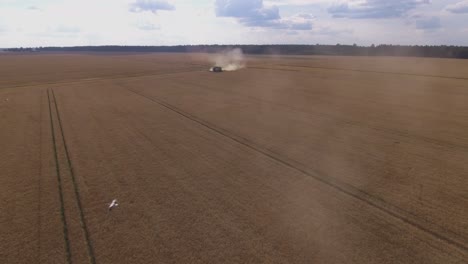 Cosechadora-Maquinaria-Agrícola-Pesada-Trabajo-En-Campos-Agrícolas-En-Una-Soleada-Tarde-De-Verano