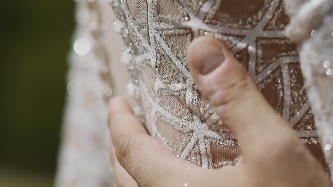 Il marito accarezza il petto della donna amata che indossa un abito elegante.
