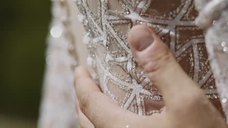 Ehemann-Streichelt-Die-Brust-Seiner-Geliebten-Frau,-Die-Ein-Elegantes-Kleid-Trägt