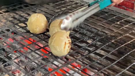Litthi-chokha-being-prepared-on-an-barbecue-in-Bihar-food-stall