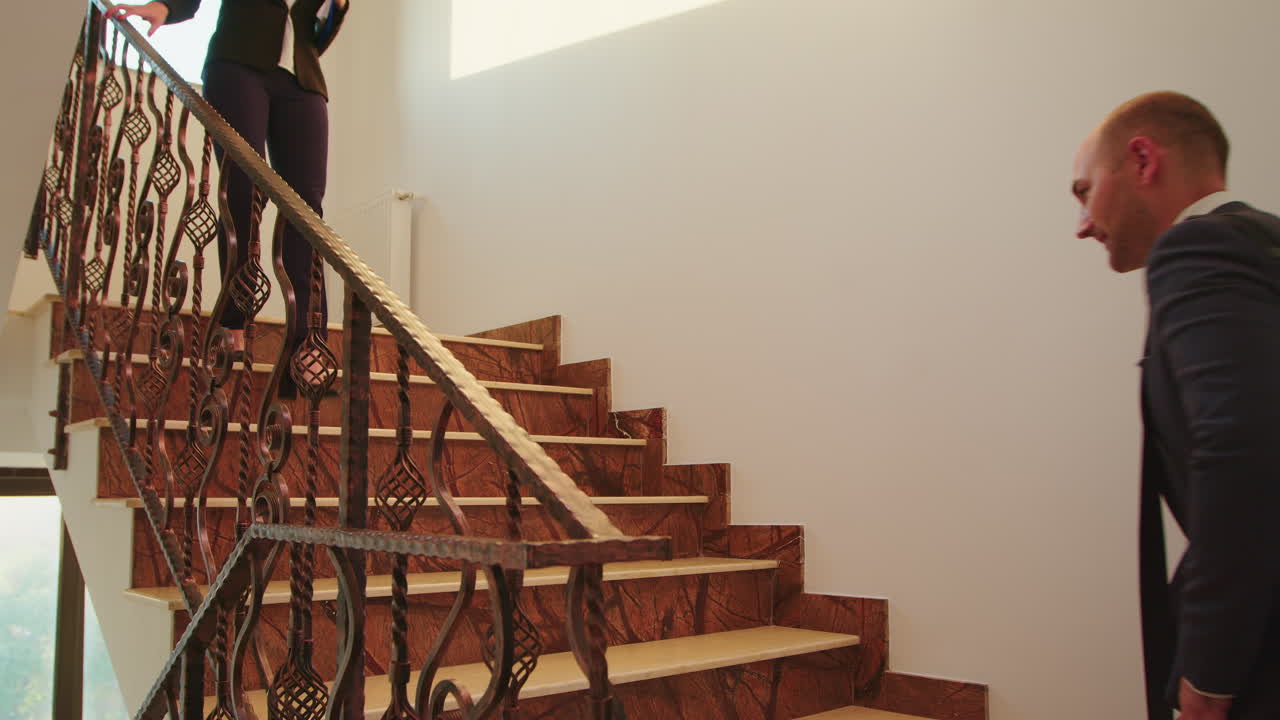 mujer de negocios se reúne con el gerente de la oficina y saluda