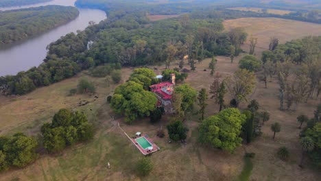 drone disparado volando hacia abajo mientras panoramizaba con la estancia santa cándida en el centro del cuadro en un día brumoso