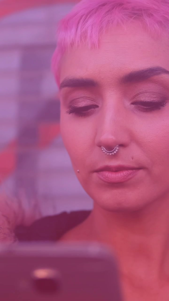 Animazione di icone multimediali su donna caucasica che usa uno smartphone