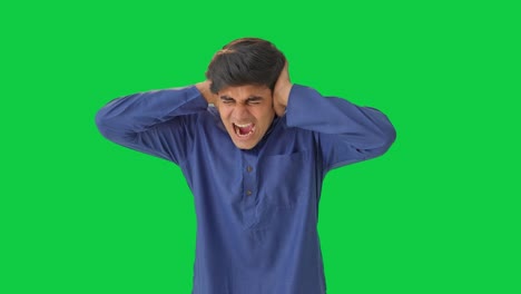 joven indio gritando y gritando pantalla verde