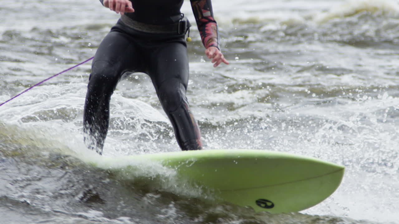 mujer atleta - surfing en una ola del río