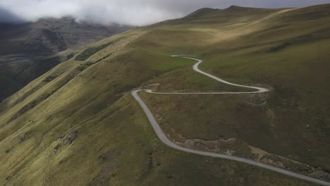 Haarnadelkurven-Entlang-Des-Gebirgspasses-Col-De-Portet,-Pyrenäen-In-Frankreich