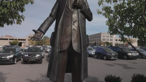 estatua del pionero del automóvil william durant en pedernal, michigan con video cardán inclinándose hacia arriba