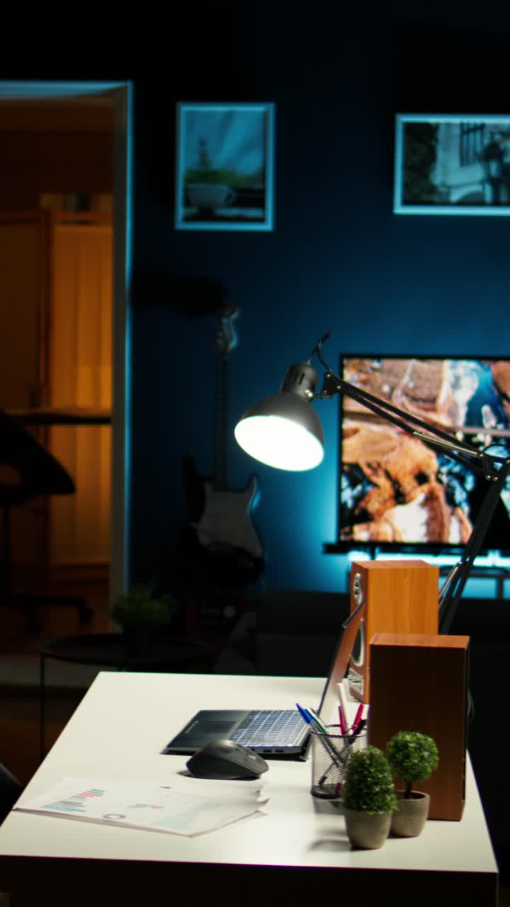Configurazione ufficio domestico con chitarra e televisore