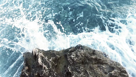 Meereswelle-Stürzt-Auf-Felsenküste,-Pov.-Blauer-Ozean,-Der-Wellen-Bricht.