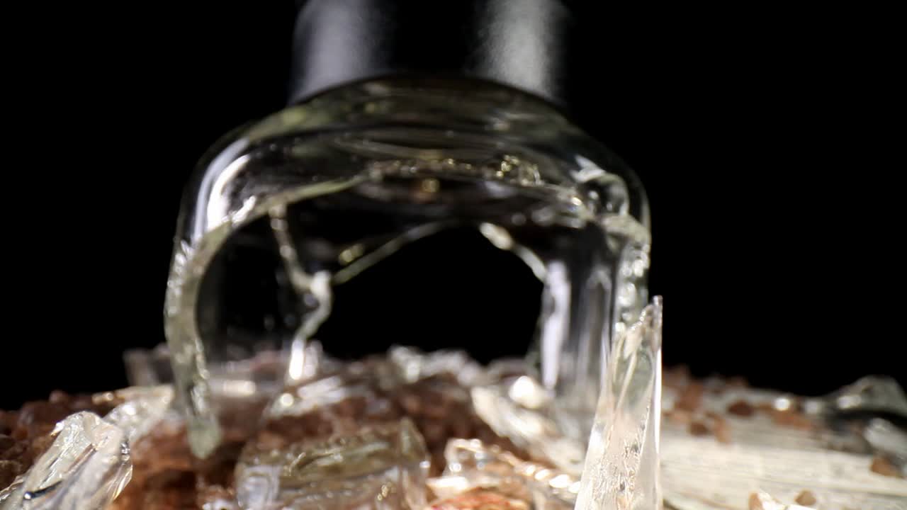 깨진 바다 소금 분쇄기에서 벗어나 프레임을 채우는 위쪽 부분, 깨진 유리의 광각 매크로 보기 및 끝에 있는 더 큰 부분의 소금으로 시작합니다.