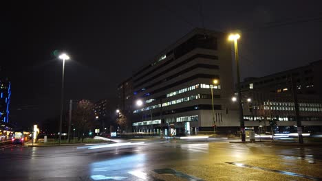 Lapso-De-Tiempo-De-Tráfico-De-Intersección-Con-Luces-En-Berlín-Durante-La-Noche