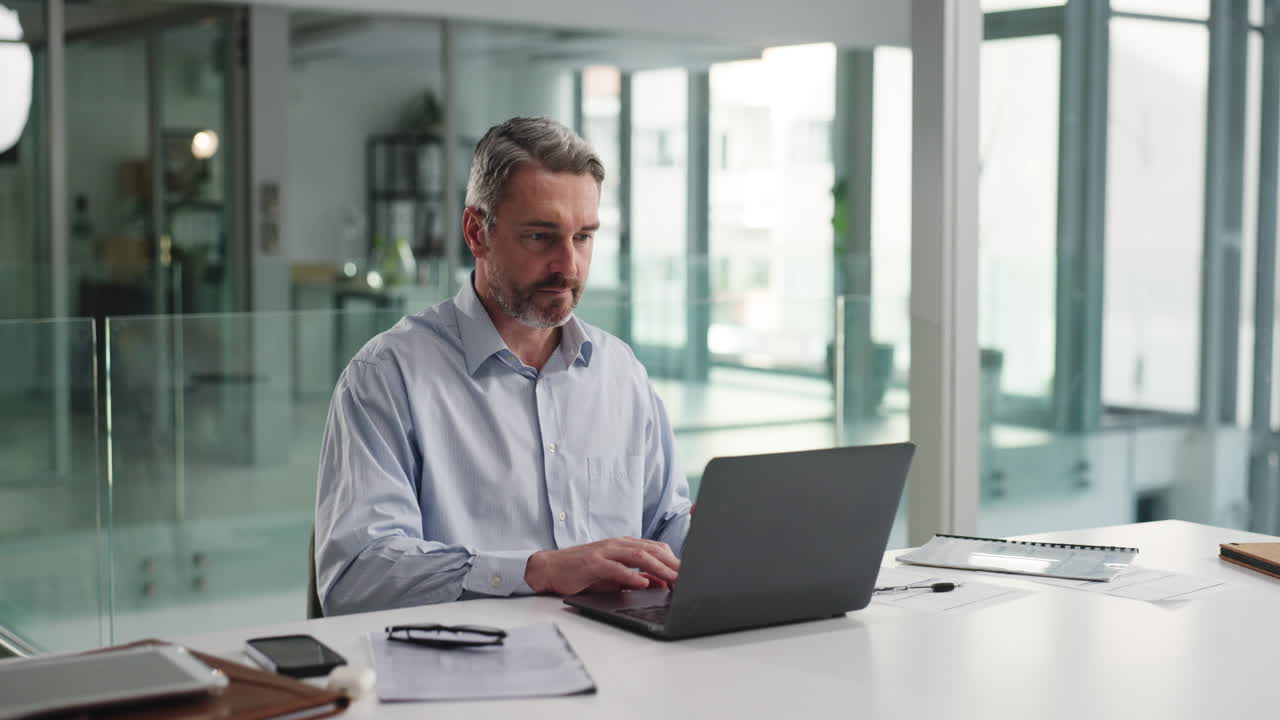 hombre trabajando en una computadora portátil en una oficina moderna