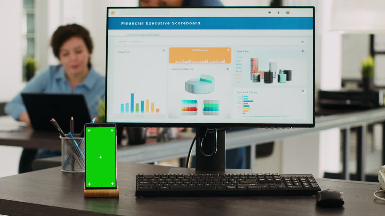 estación de trabajo de oficina vacía con pantalla verde