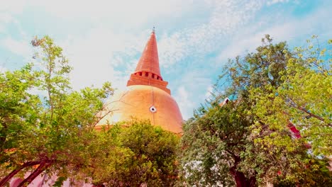 Static-Shot:-Looking-up-at-the-Phra-Pathom-Pagoda-in-Sam-Phran-Province-Thailand