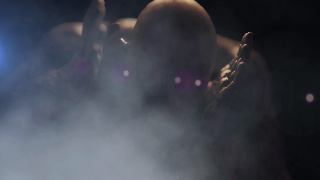 animación de zombi con humo sobre fondo negro