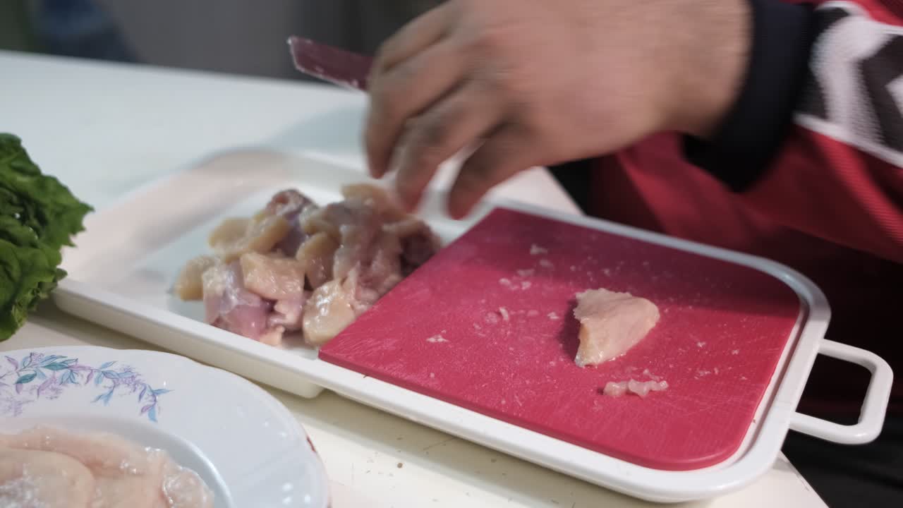 Memotong Ayam dengan Teknik Julienne.