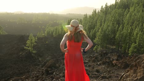 Frau-Mit-Rotem-Kleid-Und-Sommerhut-Bewundert-Die-Landschaft-Im-Teide-Nationalpark