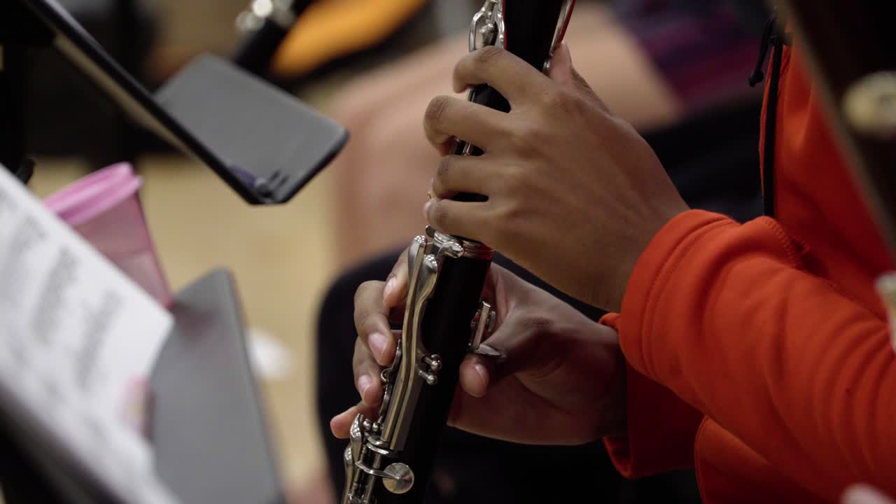 Clarinetist playing an ostinato
