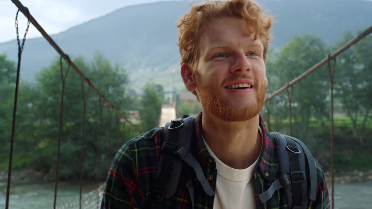 즐거운 하이커가  ⁇ 드폰으로 동영상을 찍습니다. 행복한 배 ⁇ 이 블로그를 가까이서 즐기세요.