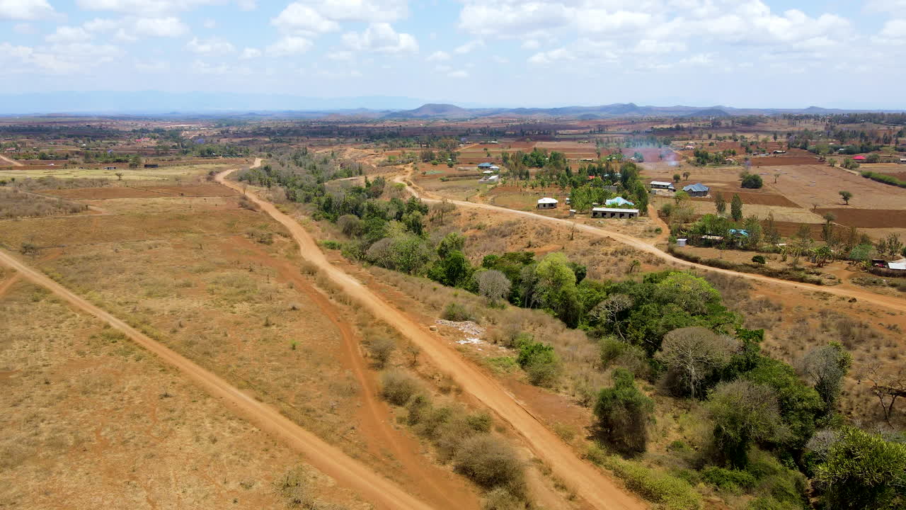 멀리 떨어진 건물이 있는 시골 아프리카의 멋진 풍경을 지브