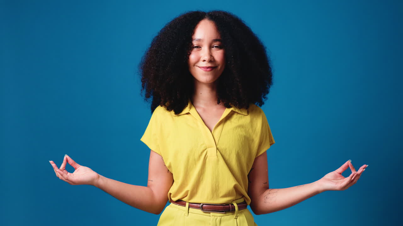 mujer meditando en postura de yoga