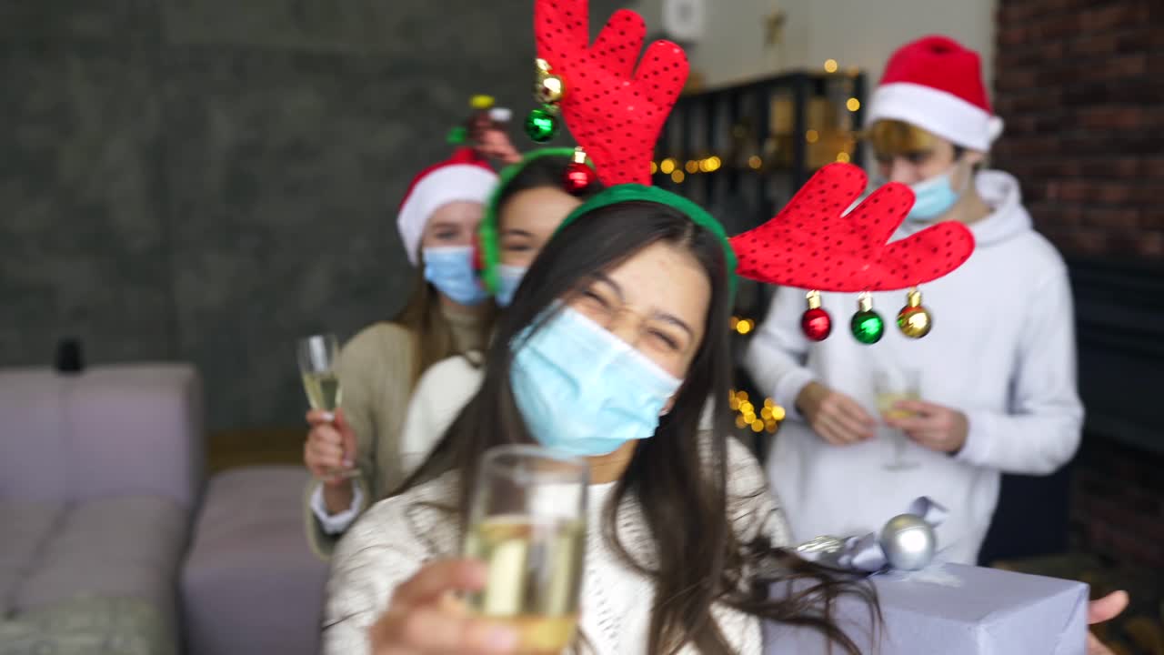 размытая рождественская вечеринка с масками