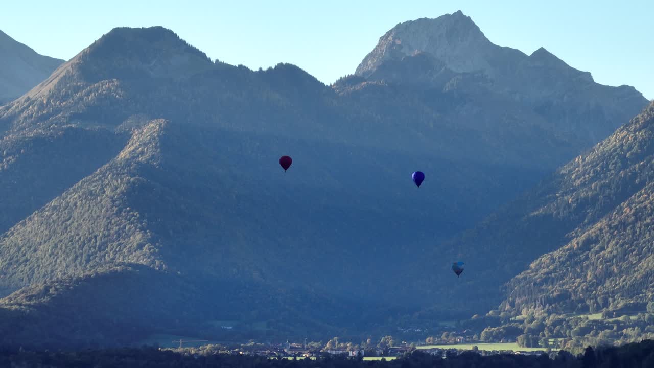 프랑스 알프스에서 여름 아침에 이륙하는 세 개의 열기구