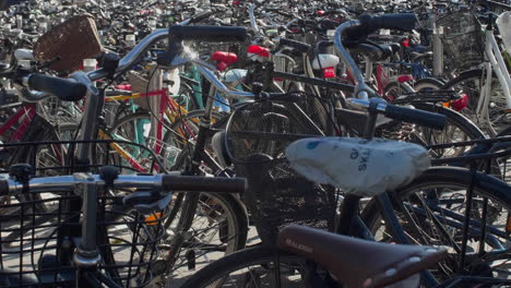 Dichter-Fahrradparkplatz-Voller-Verschiedener-Fahrräder