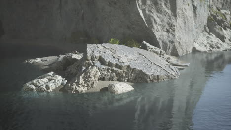 un río que fluye a través de un cañón rocoso