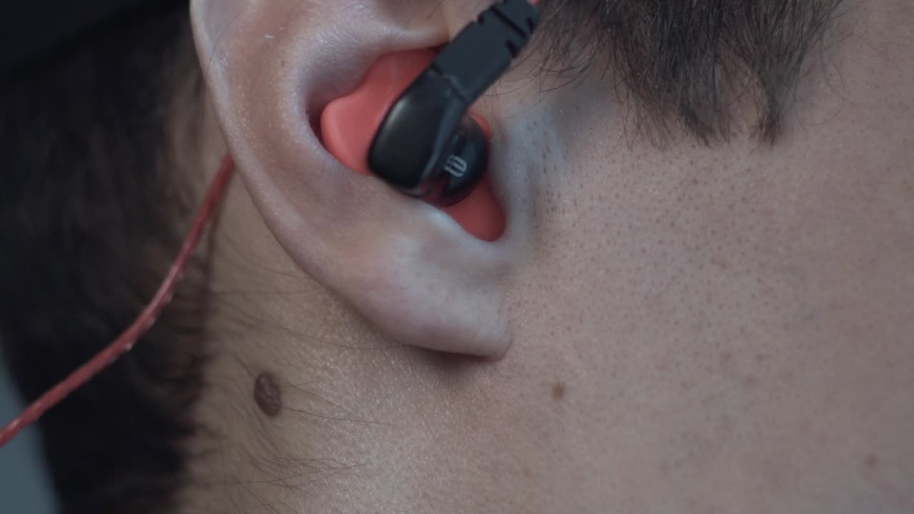 persona que lleva auriculares en los oídos