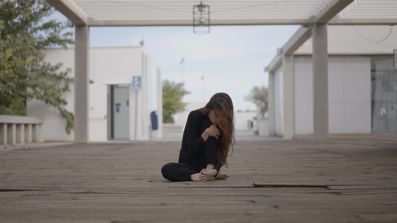 야외에 앉아 있는 여자