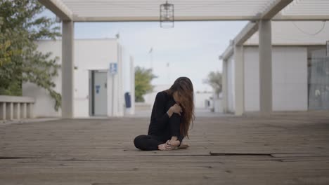 mujer sentada al aire libre