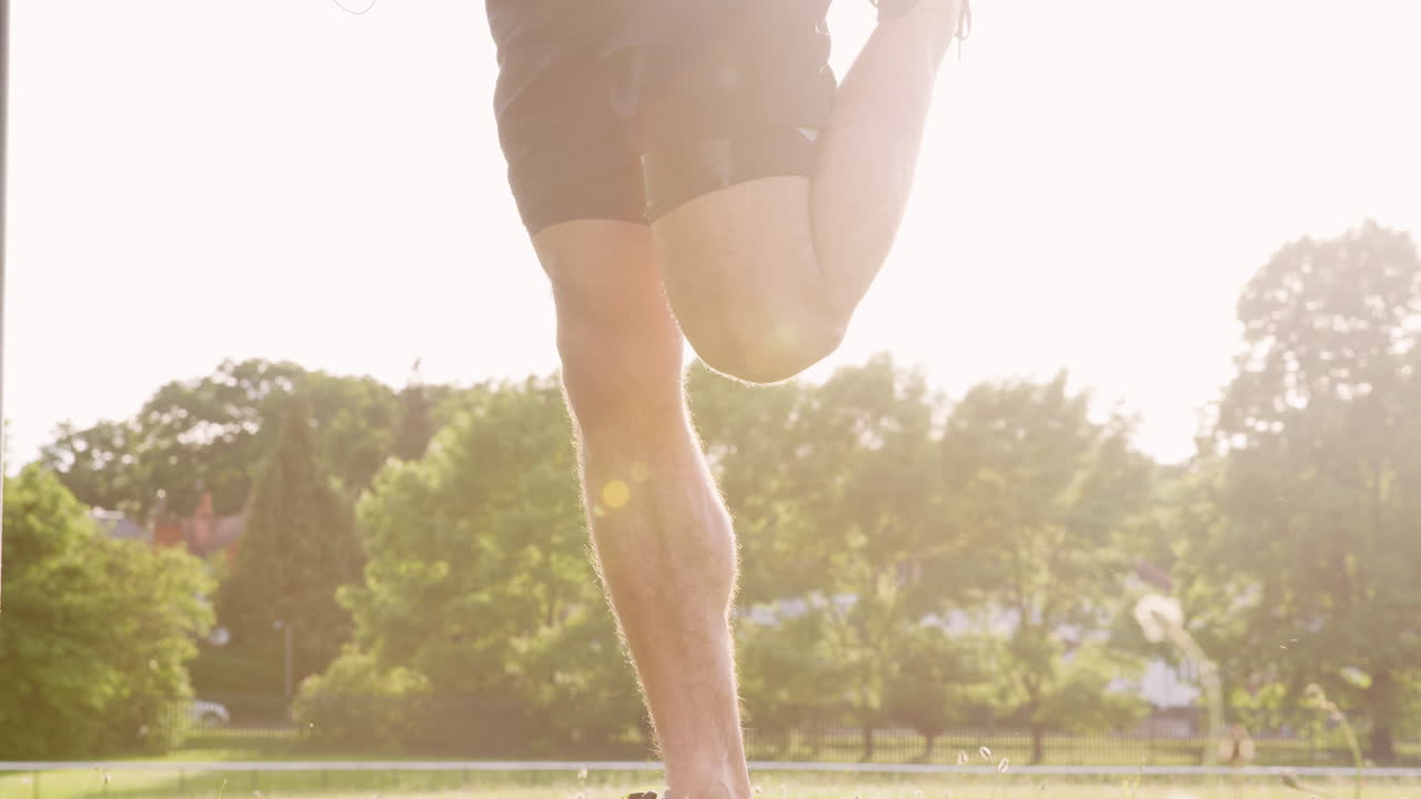 다리 스트레칭 을 하는 남자 달리기 선수, 낮은 부분