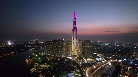 vista aérea panorámica del paisaje urbano del emblemático rascacielos 81 iluminado por la noche en saigon vietnam