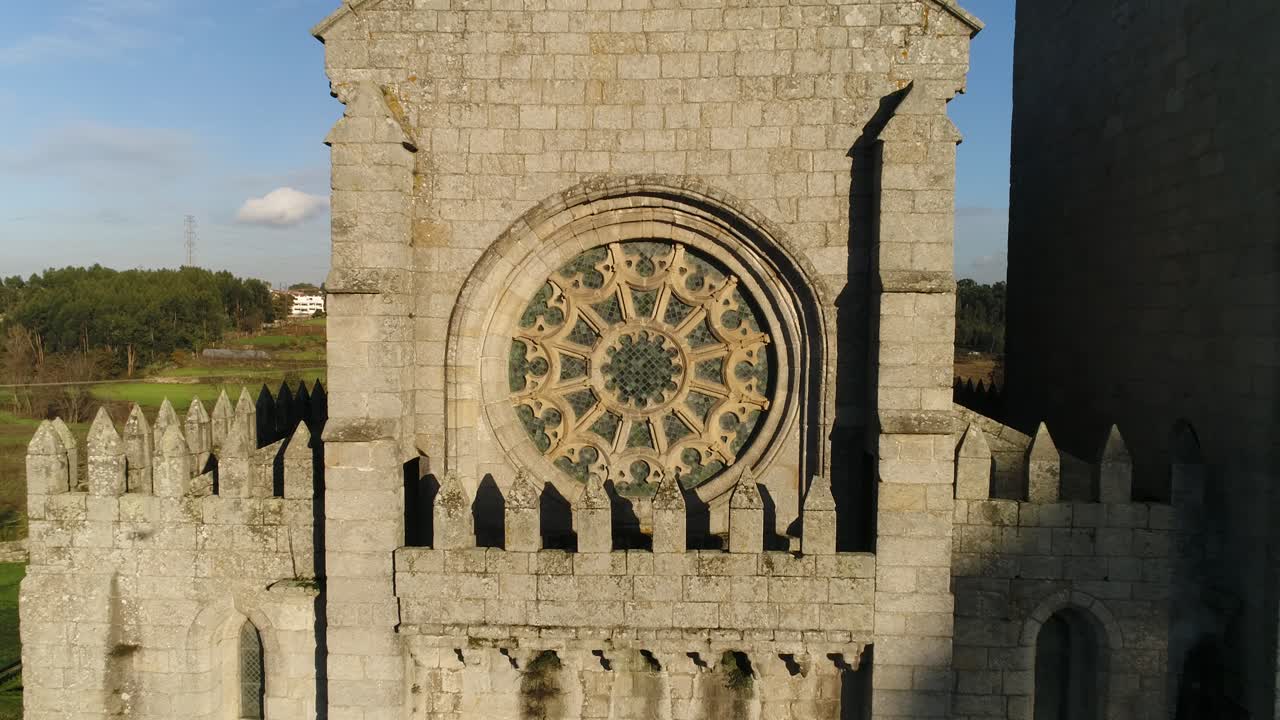 drone aéreo sobre una iglesia medieval con ventana