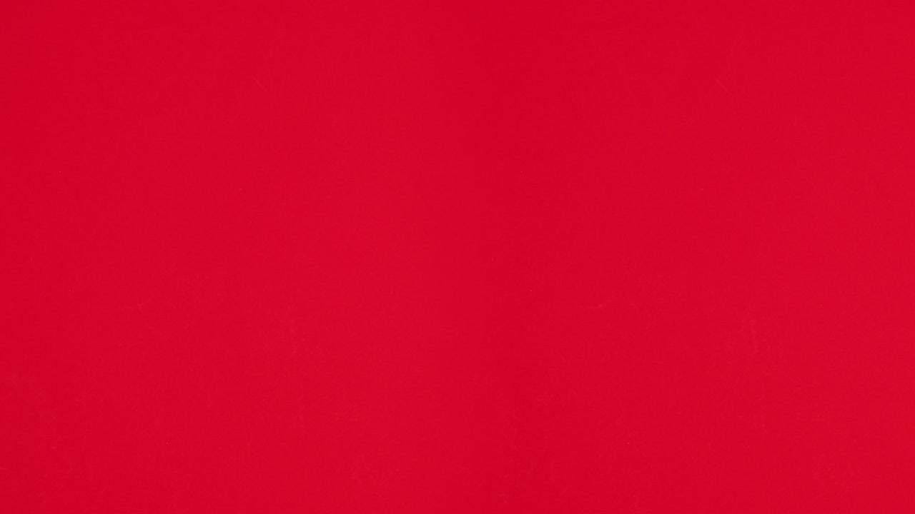Laver to julemandshuer med julepynt på rødt tema. Stop motion.