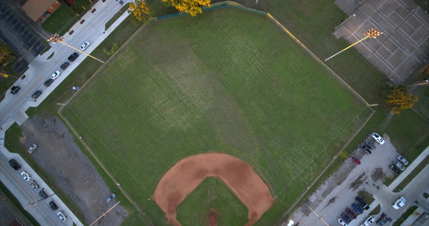 Vista a volo d'uccello di un campo da baseball circondato da un quartiere