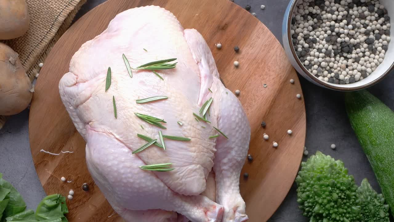 Pollo crudo con erbe aromatiche e spezie pronto per essere cucinato