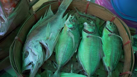 pescado de océano cocido al vapor en el mercado local de mariscos de la calle de tailandia para la venta cocina de receta documental